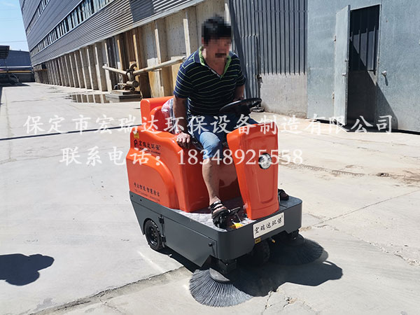 保定宏瑞達(dá)1250電動(dòng)清掃車在安徽合肥棉紡廠上崗